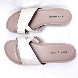 Donald Pliner /// Hollie Slides